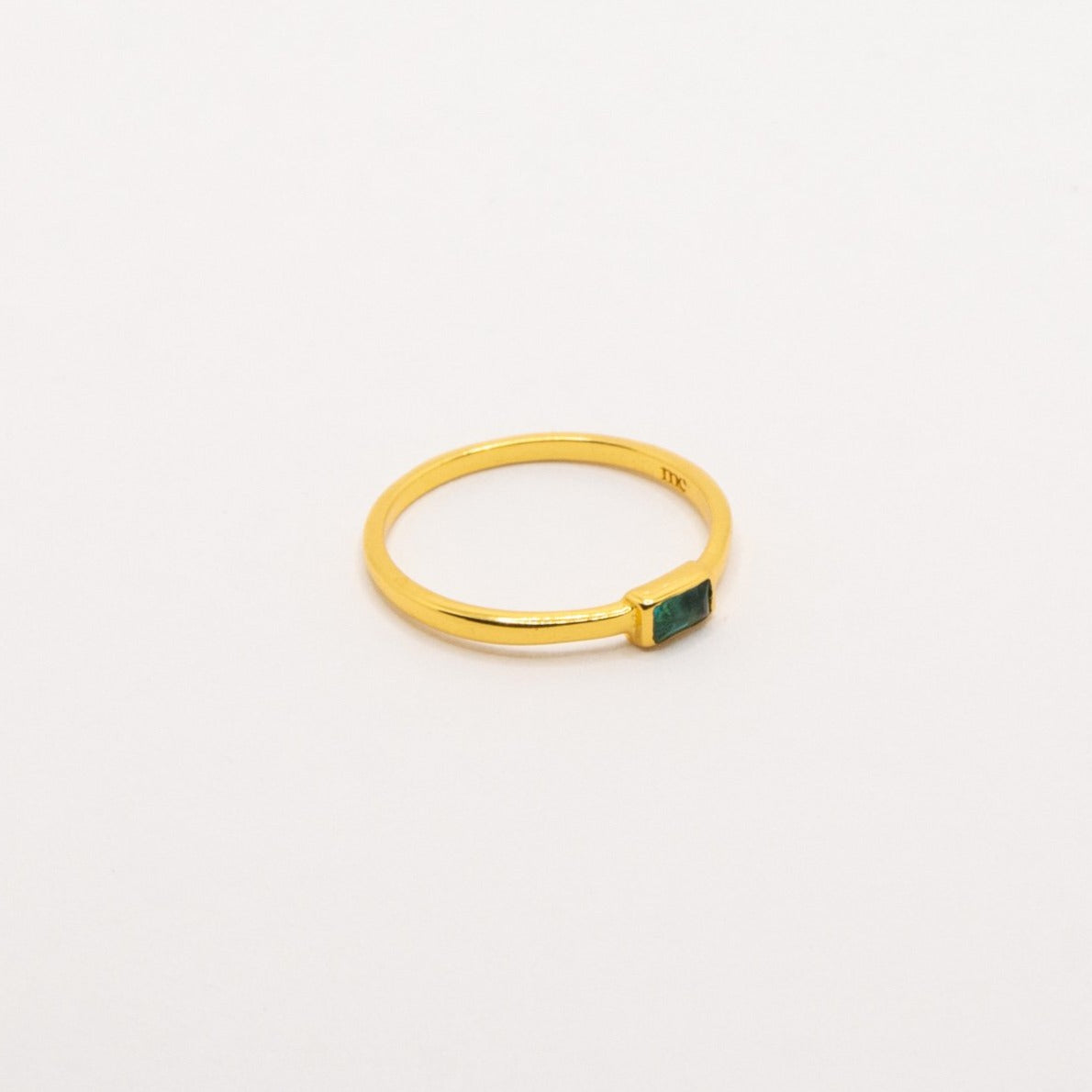 anillo fino dorado verde